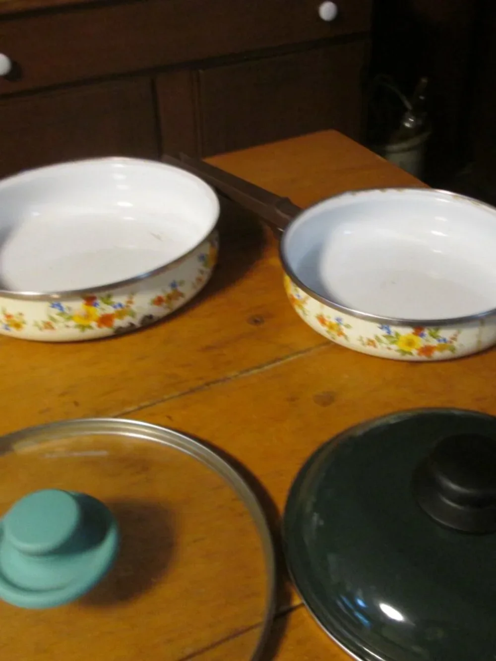 Vtg 70s JMP Cast Iron Enamel ware boho floral fry pans 2  8in 10.5 in w/lids